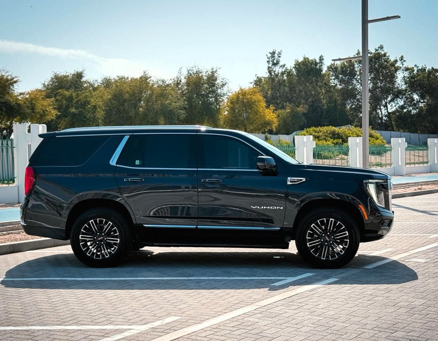 GMC Yukon Elevation, photo 2 of 9
