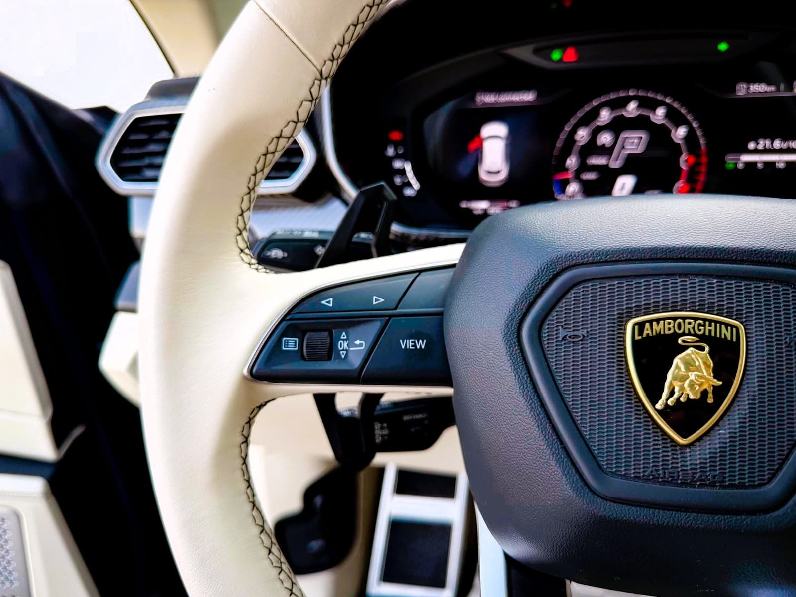 Lamborghini Urus (Green), steering wheel and digital instrument cluster