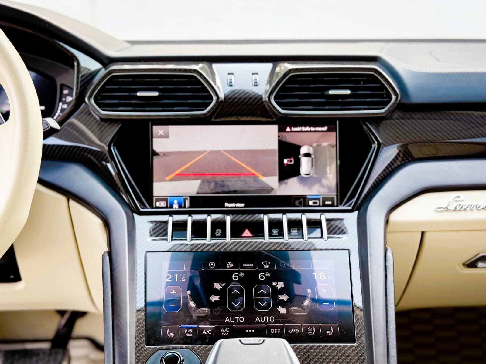 Lamborghini Urus (Green), centre console touchscreens
